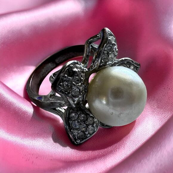Unbranded Jewelry - Flower Pearl Silver Rhinestone Ring Size 5.5 Womens